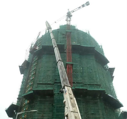 嘉峪关吊车在工地上作业